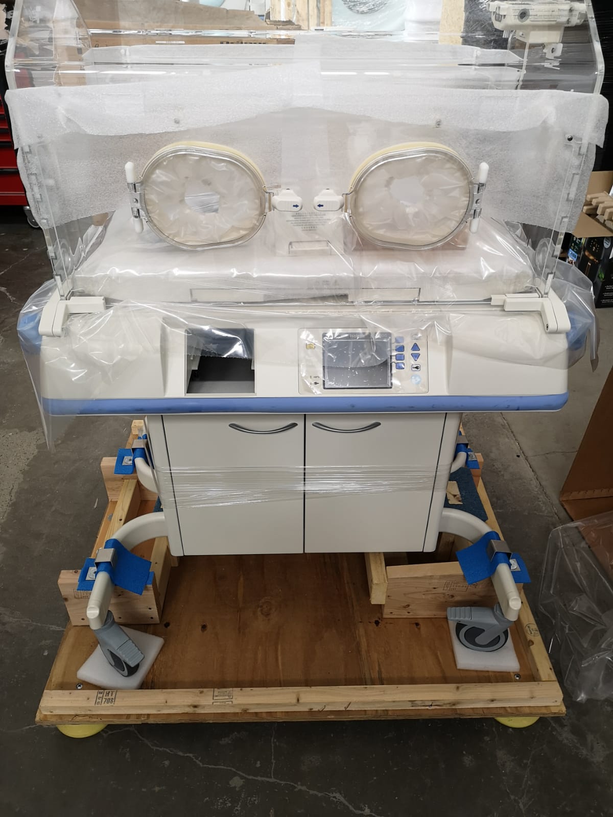 Isolette® C2000 with Cabinet Stand Neonatal Closed Care Europe